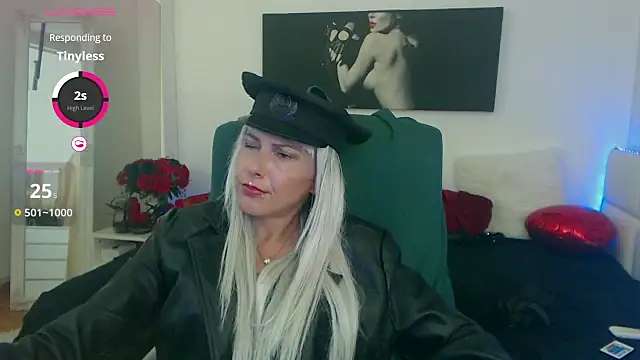 Snapshot of EvelynQueenn chatting on September 2025 06:02:02 AM EvelynQueenn online show from September 2025 06:02:02 AM