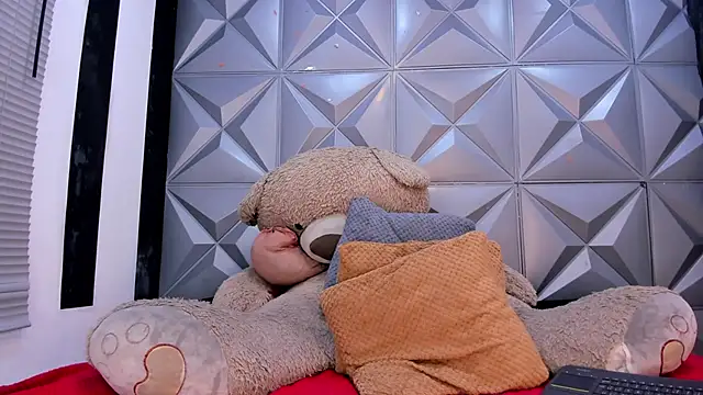 SofiAndNicol online show from April 2026 11:04:01 AM