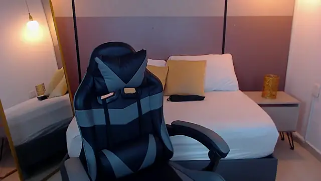 lizowenn  online show from March 2026 12:30:02 PM