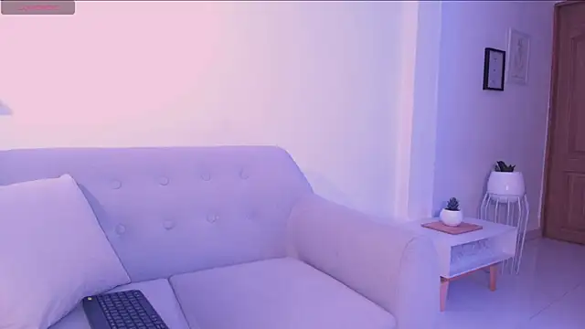 Snapshot of DannaHyde chatting on November 2025 06:51:01 PM DannaHyde online show from November 2025 06:51:01 PM