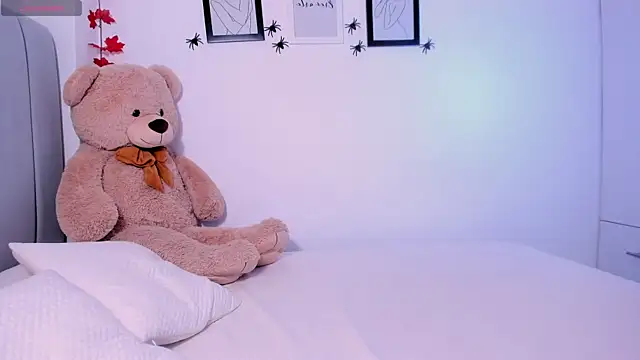 Snapshot of DannaHyde chatting on October 2025 09:25:02 PM DannaHyde online show from October 2025 09:25:02 PM