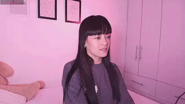 Snapshot of DannaHyde chatting on November 2025 06:08:01 PM DannaHyde online show from November 2025 06:08:01 PM