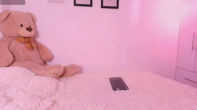 Snapshot of DannaHyde chatting on November 2025 07:25:02 PM DannaHyde online show from November 2025 07:25:02 PM