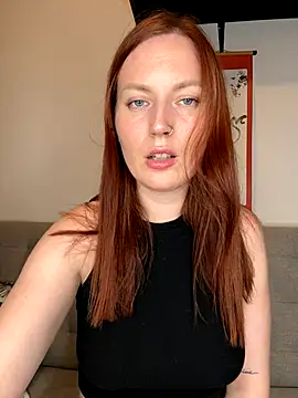 Snapshot of EmmaWarren chatting on October 2025 05:34:02 PM EmmaWarren online show from October 2025 05:34:02 PM