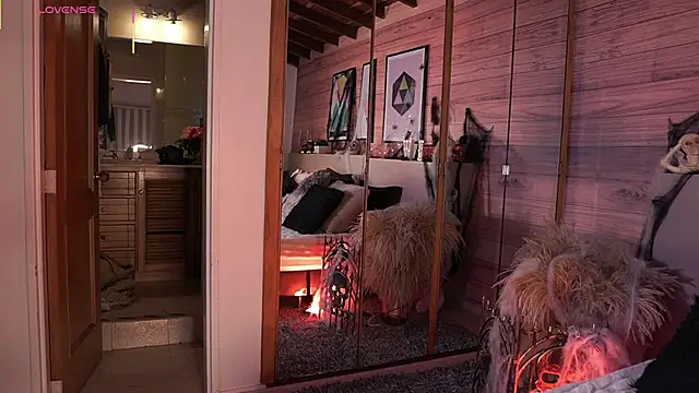 IzzyWild online show from October 2025 12:35:03 PM