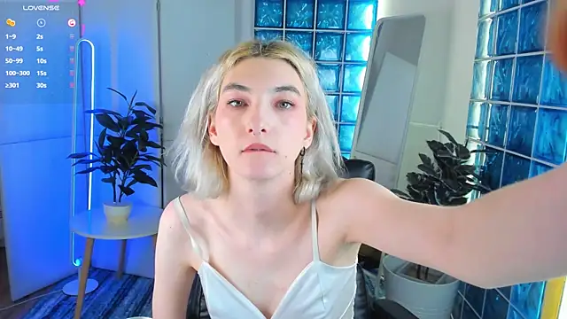 Snapshot of Mia_Cheers chatting on January 2025 04:44:01 PM Mia Cheers online show from January 2025 04:44:01 PM