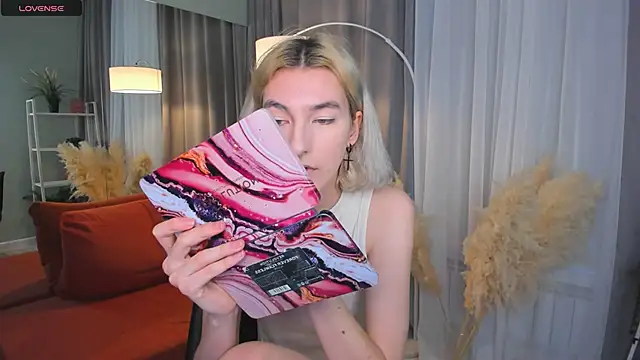 Snapshot of Mia_Cheers chatting on February 2025 01:48:01 PM Mia Cheers online show from February 2025 01:48:01 PM