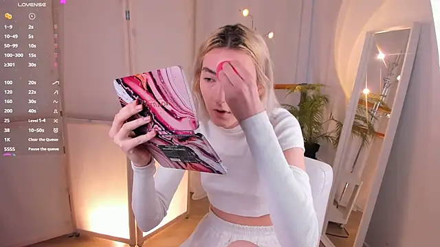 Snapshot of Mia_Cheers chatting on February 2025 02:20:01 PM Mia Cheers online show from February 2025 02:20:01 PM