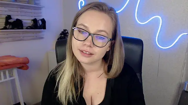 Snapshot of holly_xglam chatting on March 2025 06:24:02 AM holly xglam online show from March 2025 06:24:02 AM