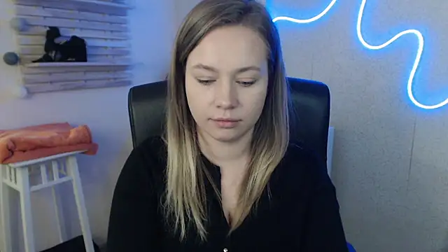 Snapshot of holly_xglam chatting on March 2025 06:28:02 AM holly xglam online show from March 2025 06:28:02 AM