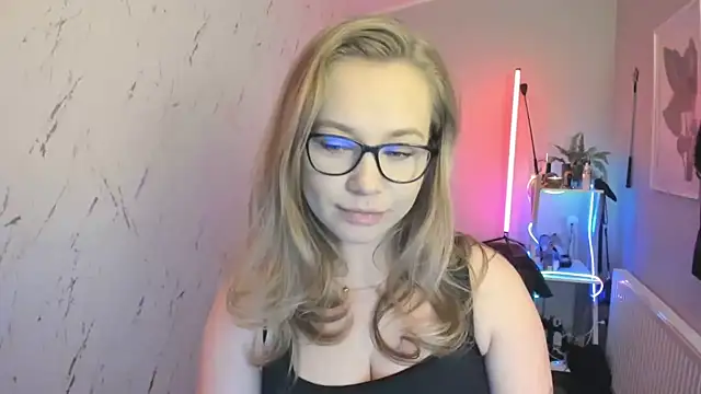 Snapshot of holly_xglam chatting on October 2025 06:30:02 PM holly xglam online show from October 2025 06:30:02 PM