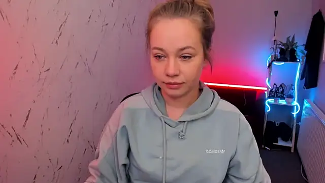 holly xglam online show from April 2026 07:32:01 PM