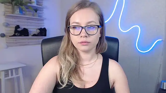 Snapshot of holly_xglam chatting on March 2025 03:23:02 AM holly xglam online show from March 2025 03:23:02 AM