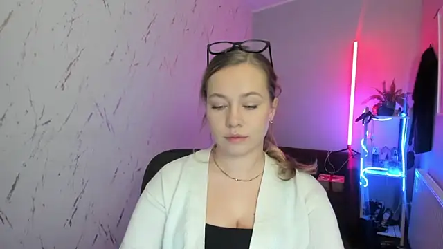 holly xglam online show from December 2025 08:01:01 PM