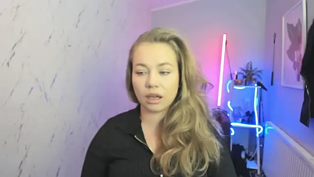 Snapshot of holly_xglam chatting on October 2025 06:05:01 PM holly xglam online show from October 2025 06:05:01 PM