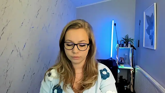 Snapshot of holly_xglam chatting on September 2025 04:57:01 PM holly xglam online show from September 2025 04:57:01 PM