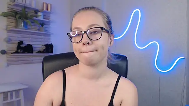 Snapshot of holly_xglam chatting on March 2025 03:47:01 AM holly xglam online show from March 2025 03:47:01 AM