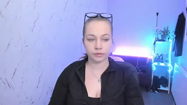 holly xglam online show from April 2026 05:18:01 PM