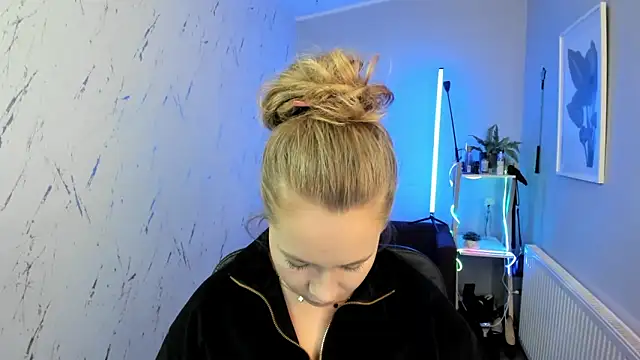 Snapshot of holly_xglam chatting on October 2025 05:06:01 PM holly xglam online show from October 2025 05:06:01 PM