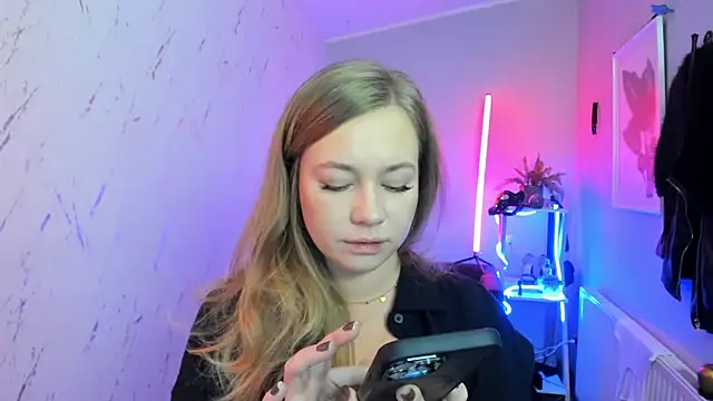 Snapshot of holly_xglam chatting on November 2025 06:34:02 PM holly xglam online show from November 2025 06:34:02 PM