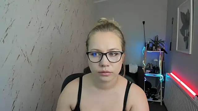 Snapshot of holly_xglam chatting on September 2025 04:50:01 PM holly xglam online show from September 2025 04:50:01 PM