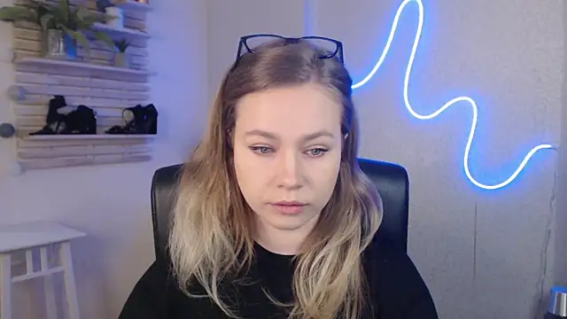 Snapshot of holly_xglam chatting on March 2025 12:18:01 AM holly xglam online show from March 2025 12:18:01 AM