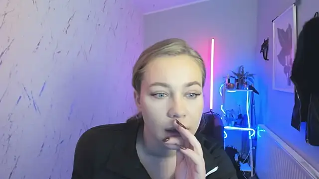 Snapshot of holly_xglam chatting on October 2025 06:16:01 PM holly xglam online show from October 2025 06:16:01 PM