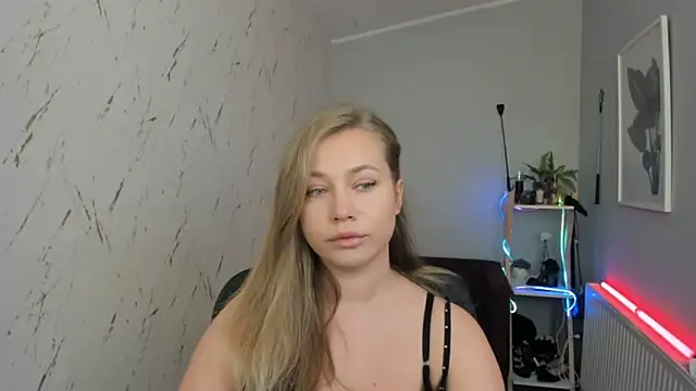 Snapshot of holly_xglam chatting on September 2025 04:29:02 PM holly xglam online show from September 2025 04:29:02 PM