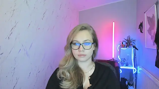 Snapshot of holly_xglam chatting on October 2025 05:45:01 PM holly xglam online show from October 2025 05:45:01 PM