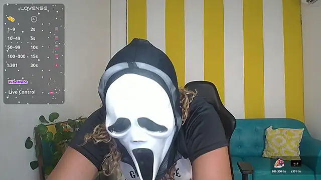 Snapshot of Cristal_War chatting on October 2025 11:37:01 PM Cristal War online show from October 2025 11:37:01 PM