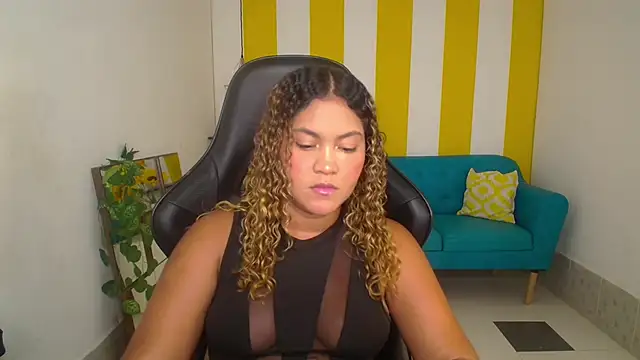 Snapshot of Cristal_War chatting on October 2025 11:12:02 PM Cristal War online show from October 2025 11:12:02 PM