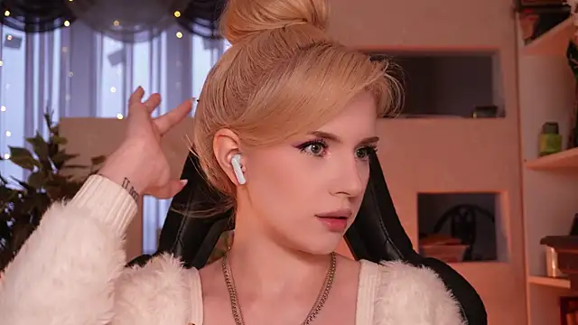 Chriss Fox online show from April 2026 03:40:02 PM