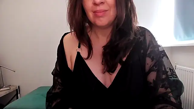 Snapshot of Ella_Next_Door chatting on December 2025 01:28:02 PM Ella Next Door online show from December 2025 01:28:02 PM