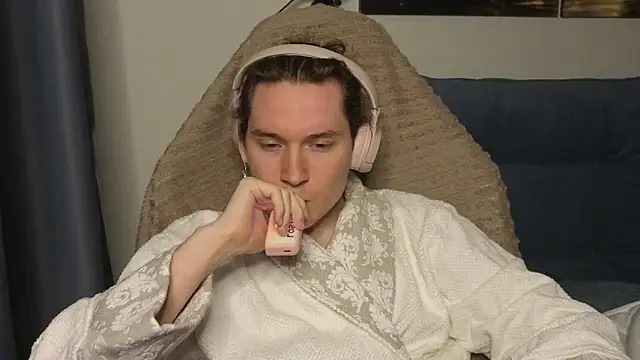 Snapshot of MoreRealAlex chatting on May 2026 01:11:01 AM MoreRealAlex online show from May 2026 01:11:01 AM