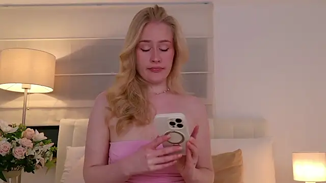 JuliaJaee online show from March 2026 06:44:02 PM