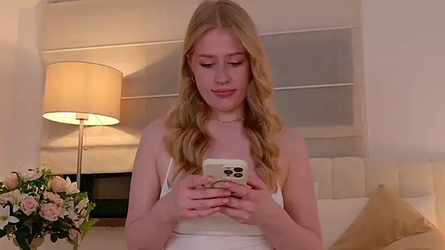 JuliaJaee online show from April 2026 06:14:01 PM