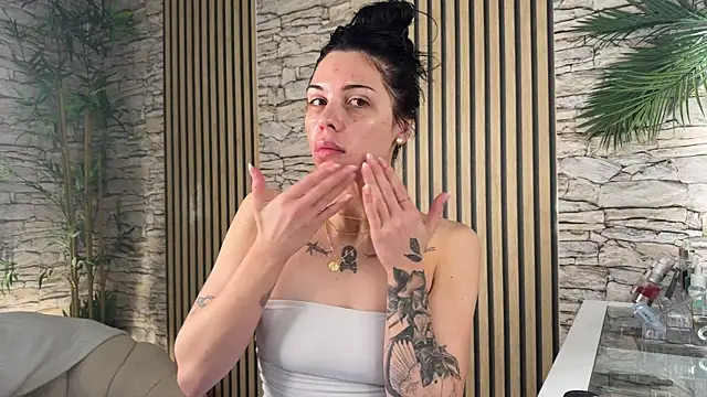 Snapshot of NattyFierros chatting on December 2025 06:01:02 PM NattyFierros online show from December 2025 06:01:02 PM