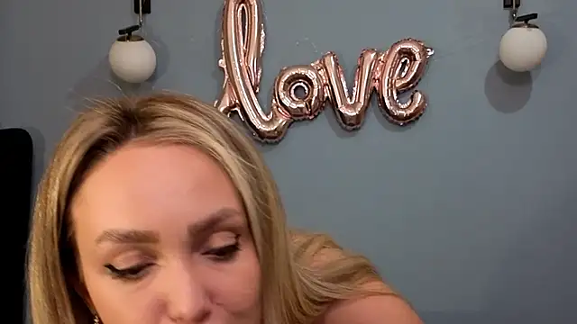 Snapshot of AnnaMaee chatting on March 2025 02:03:02 AM AnnaMaee online show from March 2025 02:03:02 AM