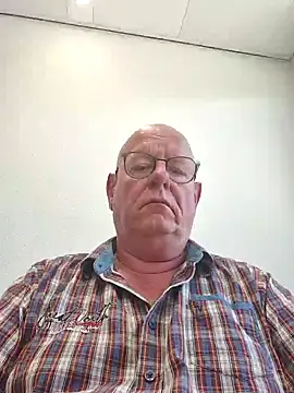 andrejoyfull64 online show from June 2026 01:00:02 PM