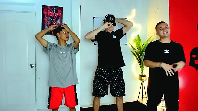 Snapshot of oversizedxguys chatting on April 2026 01:35:02 AM oversizedxguys online show from April 2026 01:35:02 AM