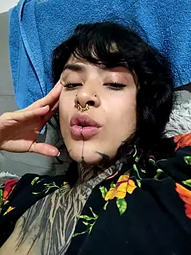 taaylor33 online show from November 2025 06:03:02 AM