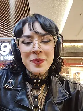 taaylor33 online show from May 2026 11:25:04 PM