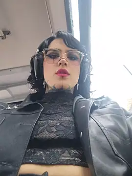 taaylor33 online show from April 2026 08:21:01 PM