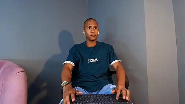 Snapshot of Ethan_Fox11 chatting on March 2025 02:17:01 PM Ethan Fox11 online show from March 2025 02:17:01 PM