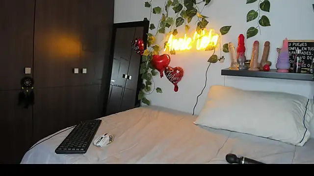 Annie Velas  online show from February 2025 11:43:02 PM