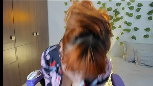 Annie Velas  online show from November 2025 10:10:01 PM