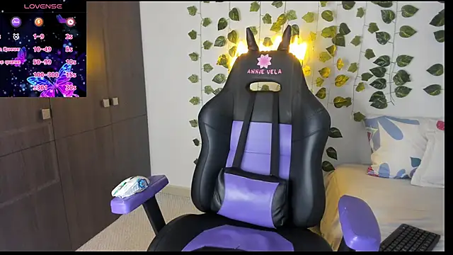 Annie Velas  online show from October 2025 11:35:01 PM