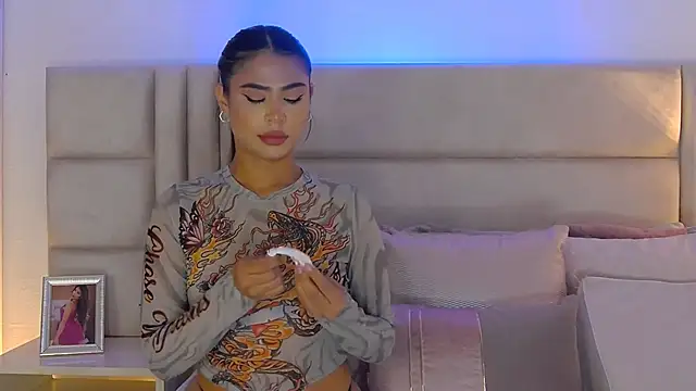 HaileyBaldwin online show from February 2025 10:02:02 PM