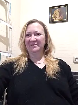 Snapshot of blondyaguar chatting on November 2025 06:33:01 PM blondyaguar online show from November 2025 06:33:01 PM