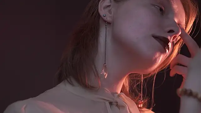 ginger hugs online show from October 2025 10:11:01 PM